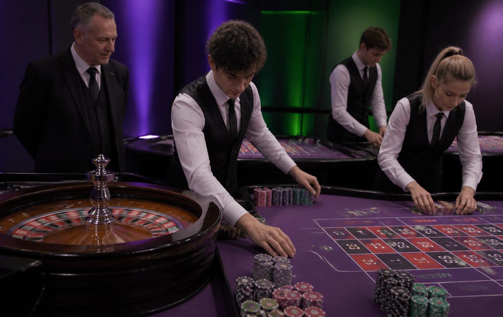 A kaiako coaching learners at a Solvarienne blackjack and roulette practice pit